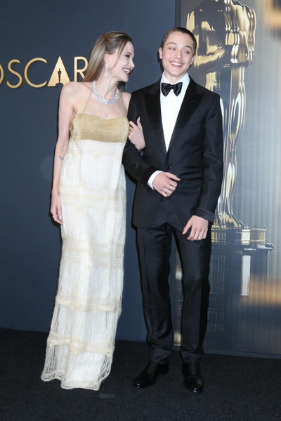 Сын Анджелины Джоли и Нокса Джоли-Питта: Новая Эра с Розовыми Волосами